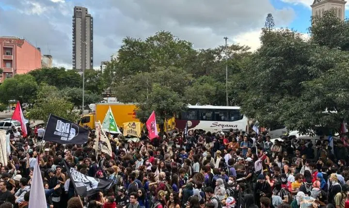 Estudantes paulistas protestam contra políticas educacionais em ato na capital