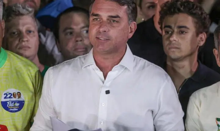 Flávio Bolsonaro agradece Milei e Trump em carta após fuga do Brasil