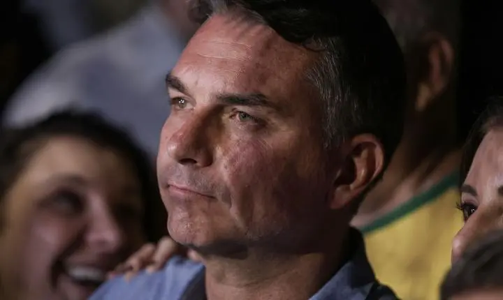 Flávio Bolsonaro evita propostas claras e faz acusações sem provas em sabatina