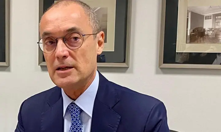 Embaixador é alvo de denúncias de intimidação e perseguição no Consulado-Geral em Hong Kong