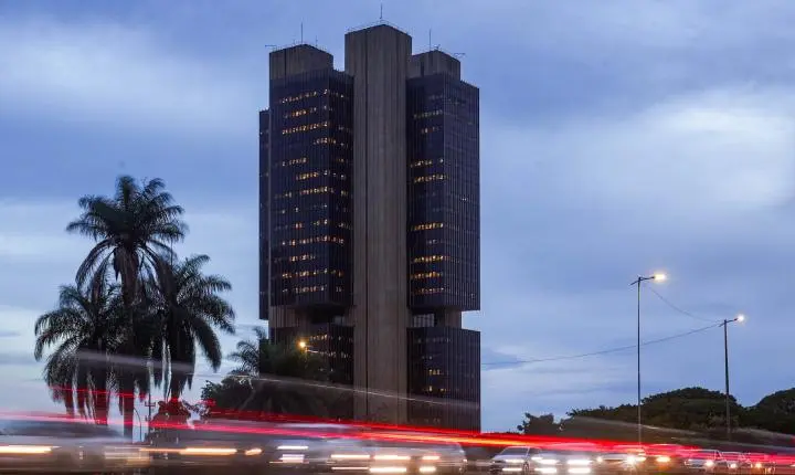 Banco Central prepara medidas para conter o endividamento das famílias
