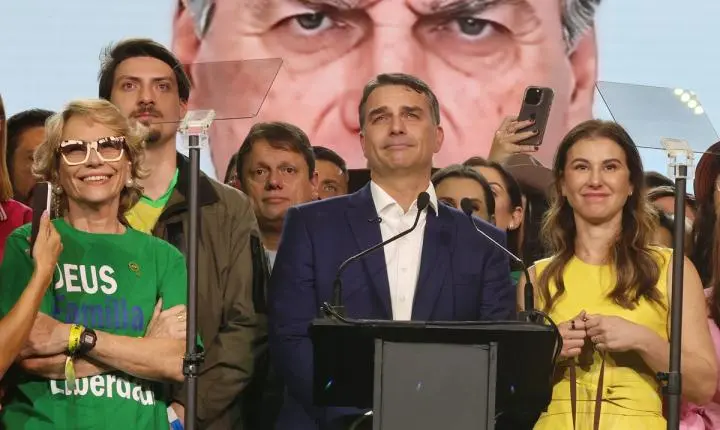 Campanha de Flávio Bolsonaro projeta programa eleitoral mais simples que o de Lula