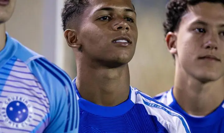 Jogador do Cruzeiro pede desculpas após postar foto com camisa do Flamengo