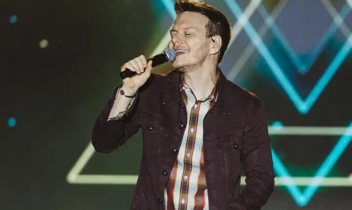 Show de Michel Teló em Vitória enfrenta chuva forte e viraliza