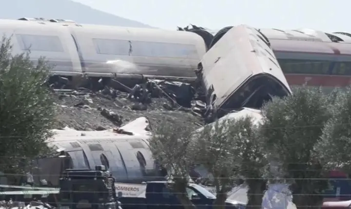 Espanha investiga acidente de trem após suspeita de falha humana e 30 mortes