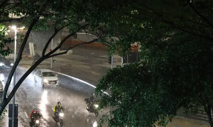 Nova frente fria em São Paulo traz chuvas e ventos de até 90 km/h