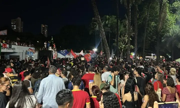 Ato pela democracia reúne estudantes e apoiadores de Lula em Goiânia