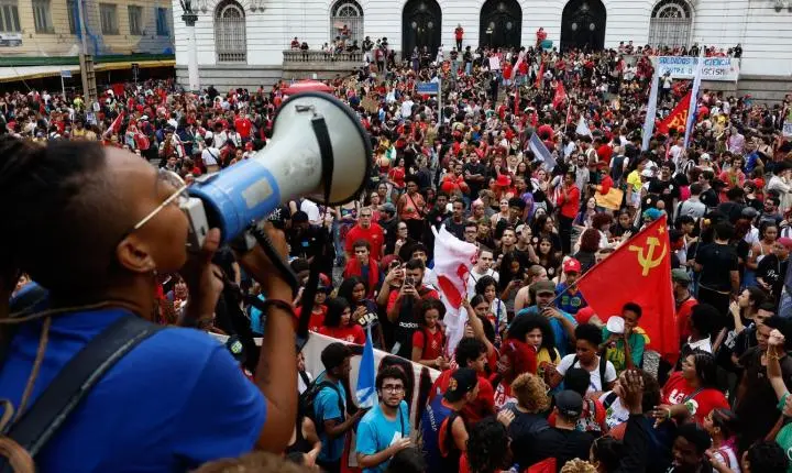 Estudantes realizam atos pelo país em defesa da candidatura de Lula