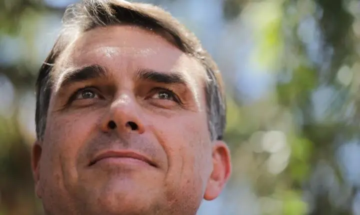 Flávio Bolsonaro recebe ex-candidata à Presidência em reunião da bancada do PL