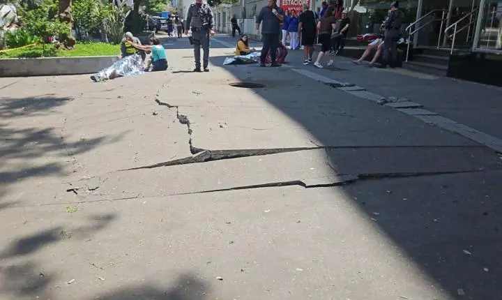 Três pessoas ficam feridas após explosão de bueiro na Avenida Paulista