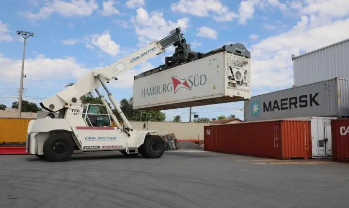 Exportações de Goiás disparam 62,3% em março, impulsionando superávit comercial
