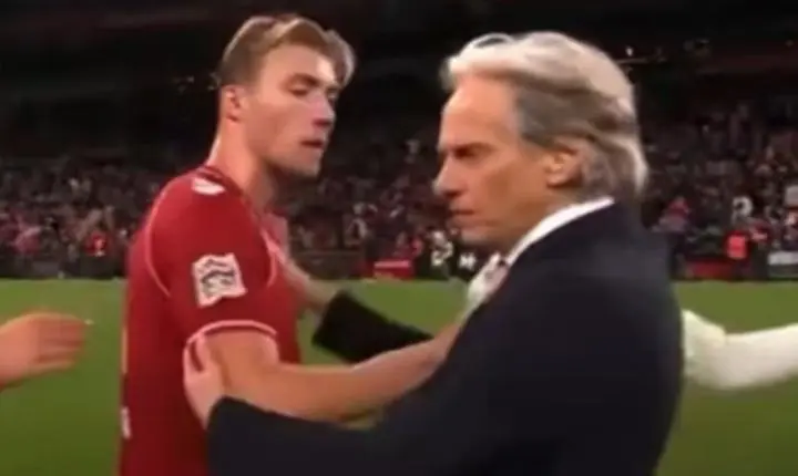 Fã de Cristiano Ronaldo, Rasmus Hojlund celebra gol igual ao ídolo