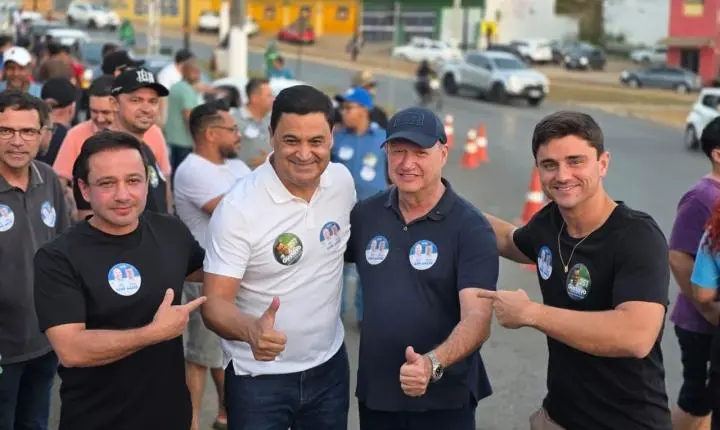 Fila quilométrica marca adesivaço de Célio Silveira e Wilde Cambão em Luziânia