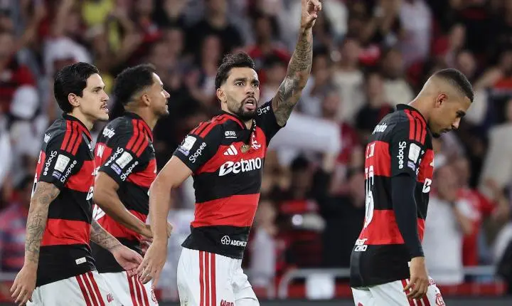 Flamengo bate Corinthians no Maracanã e assume a liderança do Brasileirão