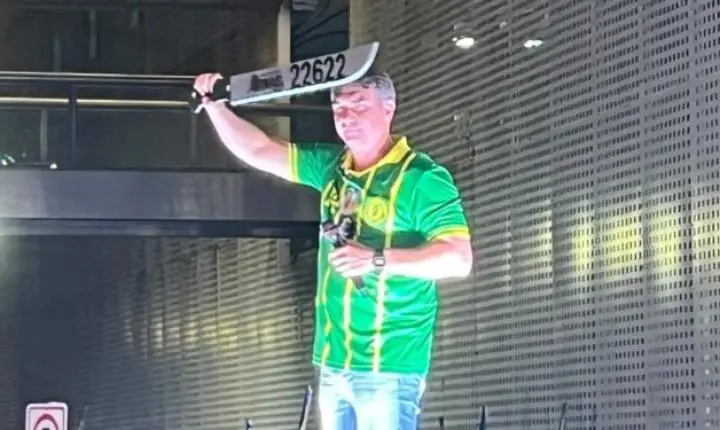 Flávio Bolsonaro defende castração química com facão em comício no Recife