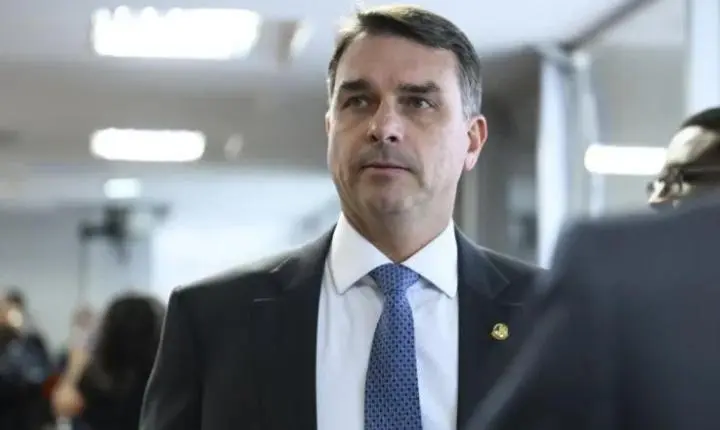 Flávio Bolsonaro cancela participação no debate da Globo após decisão do TSE