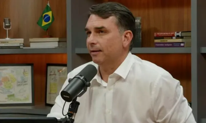 Flávio Bolsonaro defende a integração de povos indígenas em entrevista
