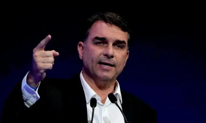 Flávio Bolsonaro confirma presença em debate após Lula aceitar convite