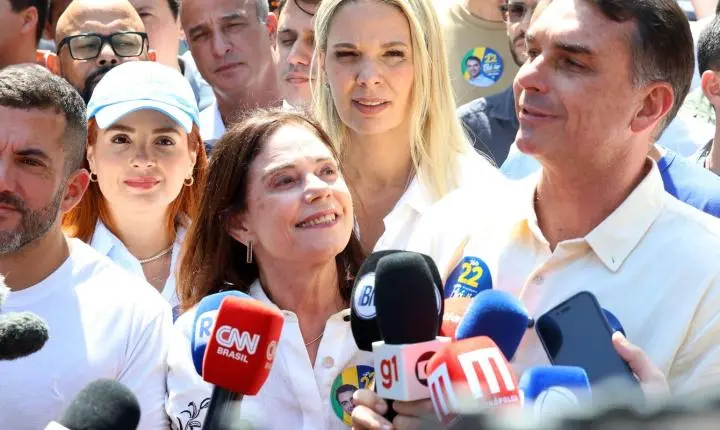 Flávio Bolsonaro garante manutenção do Bolsa Família em campanha