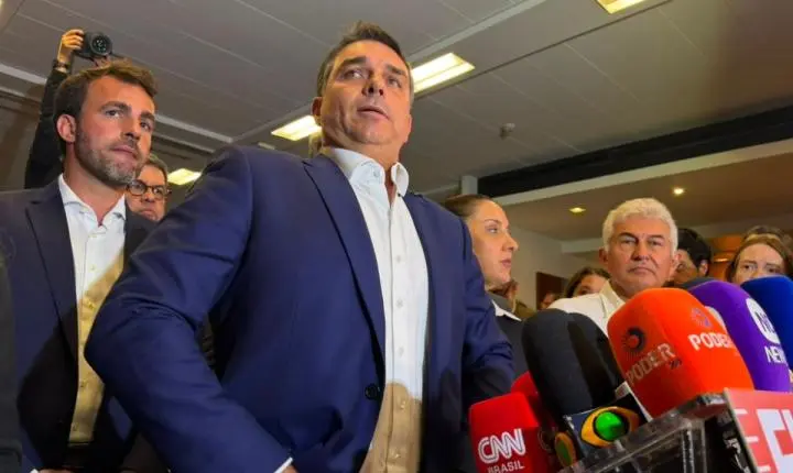Flávio Bolsonaro nega cobrança de engajamento a Tarcísio de Freitas em campanha
