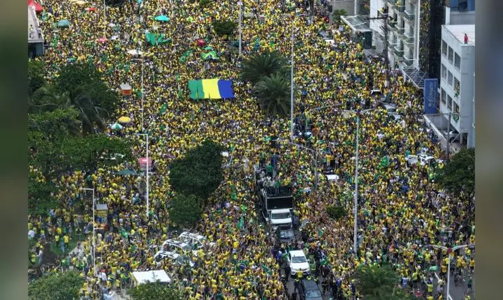 Flávio Bolsonaro cumpre agenda de campanha em trio elétrico na cidade de Vitória