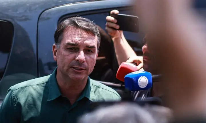 Flávio Bolsonaro apoia o fim da escala 6x1 na reta final