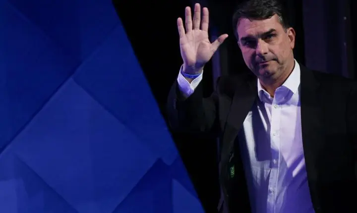 Flávio Bolsonaro estava no Brasil durante a 