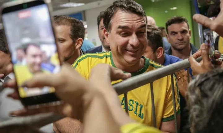 Candidatura de Flávio Bolsonaro busca apoio em maratona de convenções partidárias