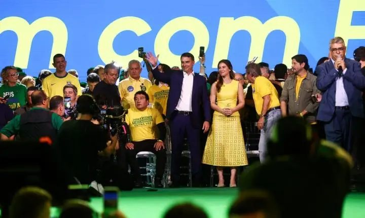 Flávio Bolsonaro lança candidatura presidencial e mira sucessão política