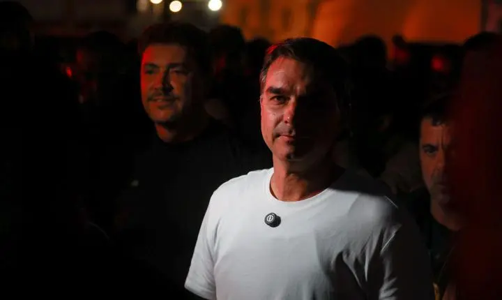 Flávio Bolsonaro visita Jair, mas tensão com Michelle Bolsonaro persiste