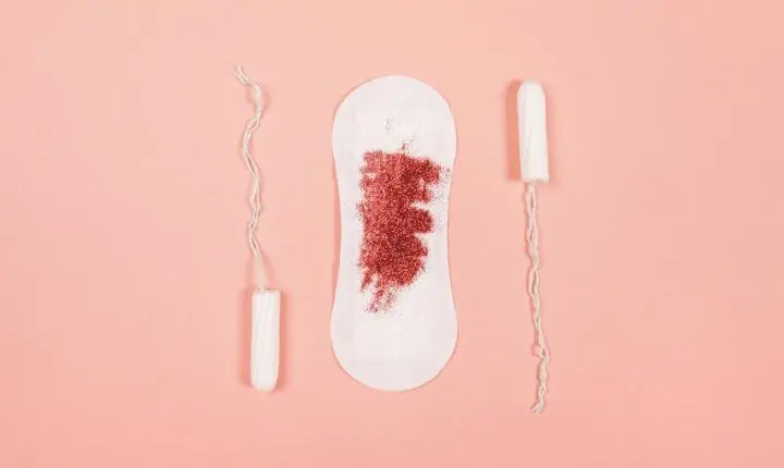 Entenda quando o fluxo menstrual intenso sinaliza doenças e problemas hormonais