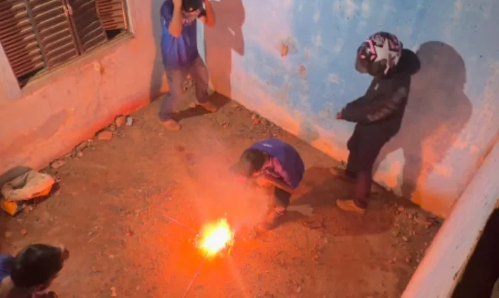 Grupo acende fogos de artifício em quarto fechado e gera pânico
