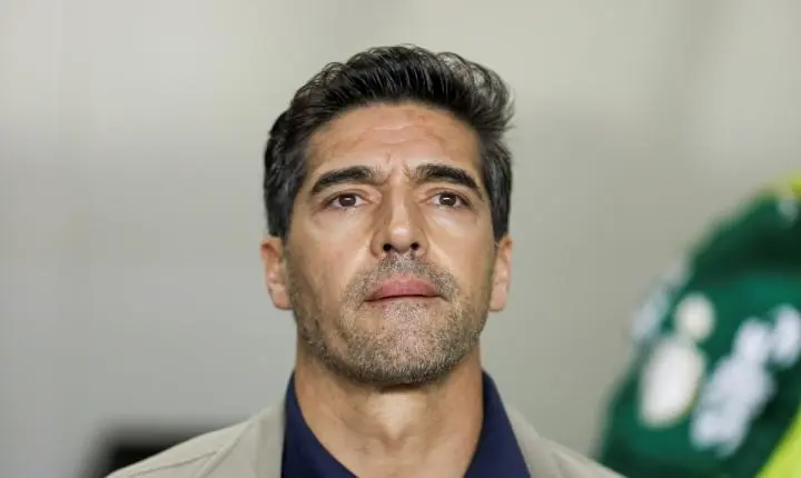 Abel Ferreira brinca sobre microfones após jogo do Palmeiras contra o Botafogo