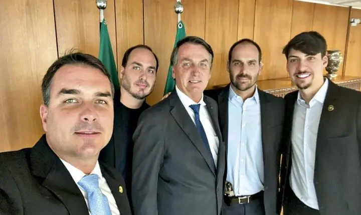 Para 83% dos leitores, a família Bolsonaro mostra fraqueza ao impor candidato