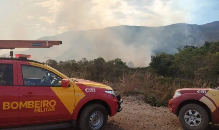 Força-tarefa combate incêndio na região da APA Pouso Alto em Goiás