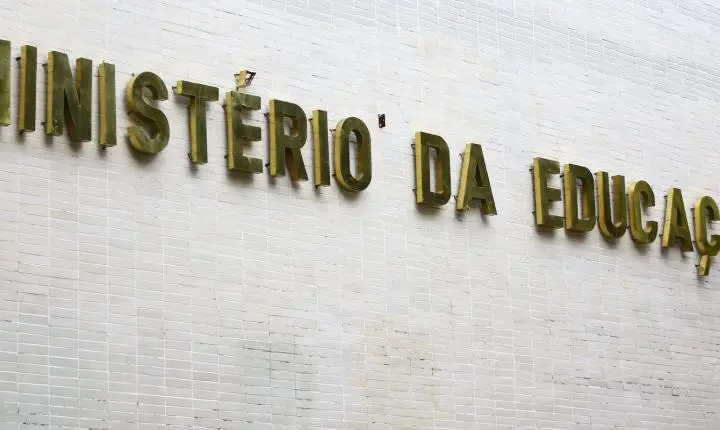 Formação a distância para professores apresenta desempenho 53,1% inferior em avaliação
