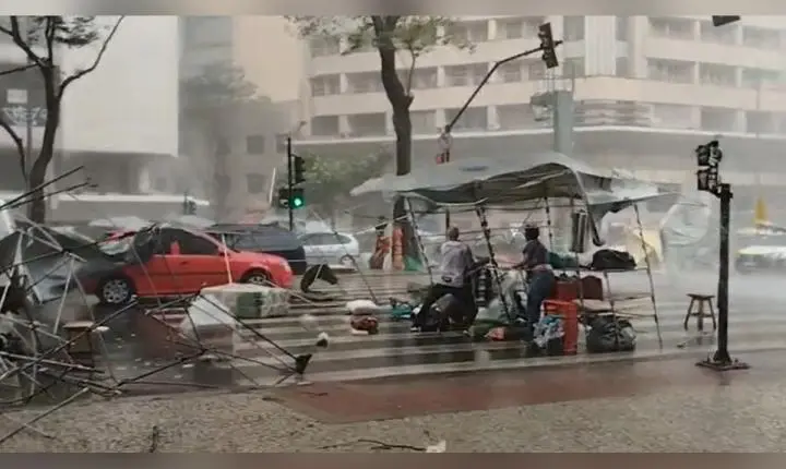 Forte chuva em Belo Horizonte arrasta barracas da Feira Hippie