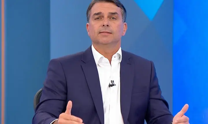 Flávio Bolsonaro critica julgamento e defende ex-presidente em entrevista ao Jornal Nacional