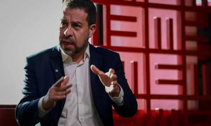 Fuga de Flávio Bolsonaro é investigada pela Justiça, afirma Boulos