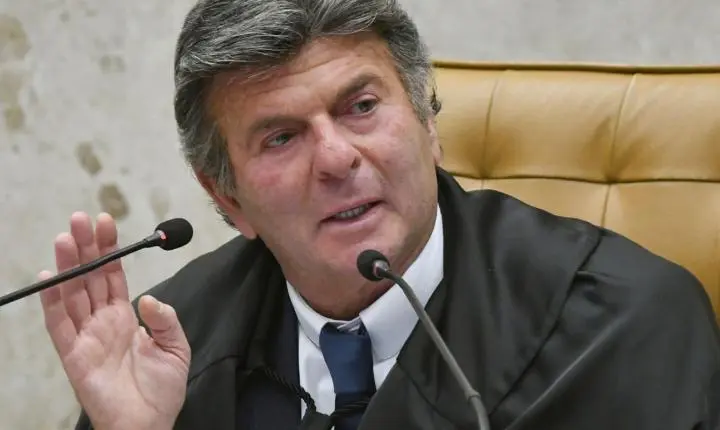 Luiz Fux suspende liberação de posts contra Flávio Bolsonaro