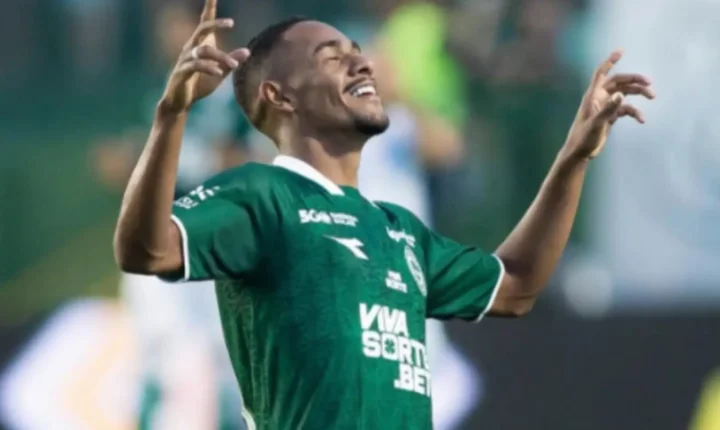 Goiás vence Avaí de virada na Série B e encosta no G-6