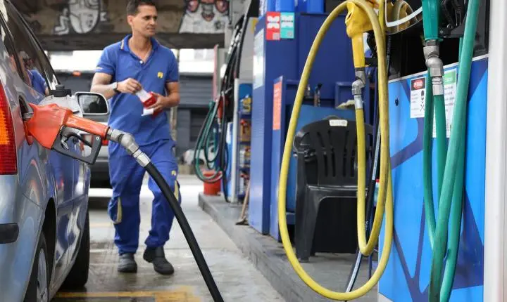 Governo estabelece subsídio de R$ 0,44 por litro para a gasolina