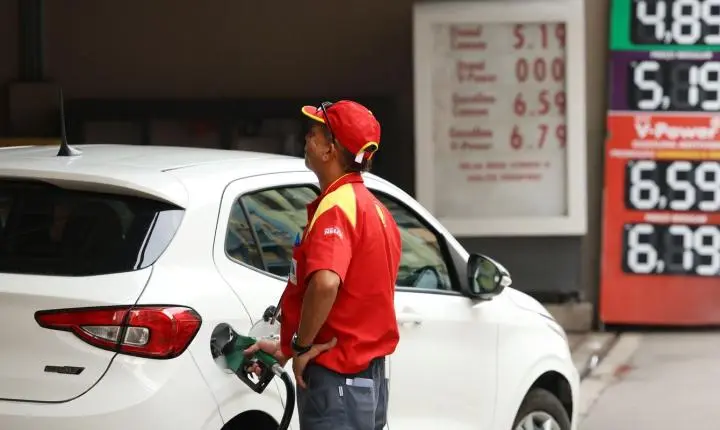 Governo propõe usar receitas extras do petróleo para reduzir impostos sobre combustíveis