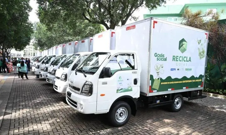 Gracinha Caiado participa da entrega de 29 caminhões para o programa Recicla Goiás