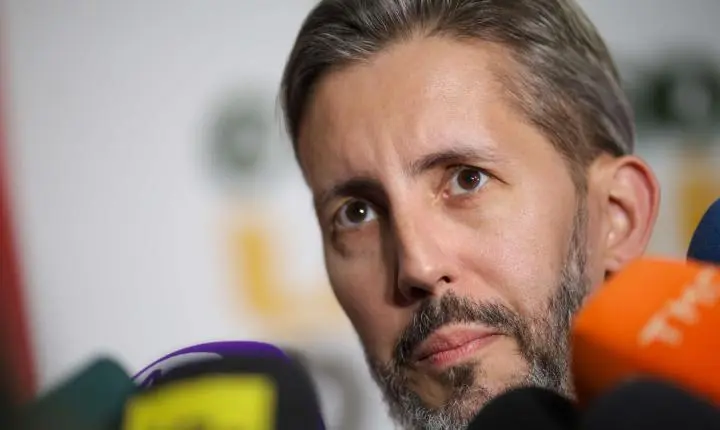 Leandro Grass propõe aplicativo para marcação de consultas no DF