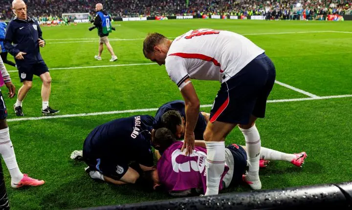 Jordan Henderson retorna à concentração da Inglaterra após fratura no braço