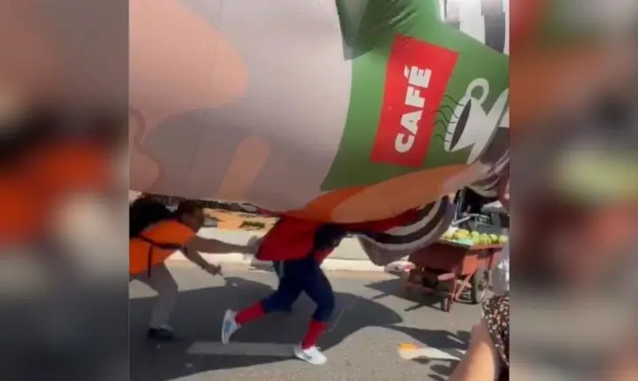Homem-Aranha fura boneco Pixuleco e gera briga na Avenida Paulista em São Paulo