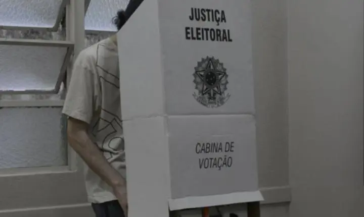 Homem é levado à delegacia em Sobradinho após fotografar zona eleitoral