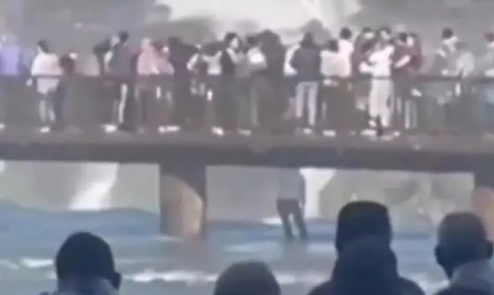 Turista salta na água perto das Cataratas do Iguaçu para recuperar celular