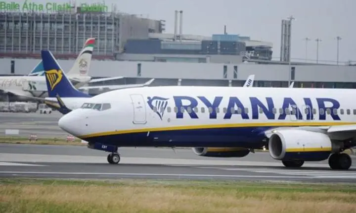 Passageiro quase é ejetado de avião da Ryanair após janela ceder em voo